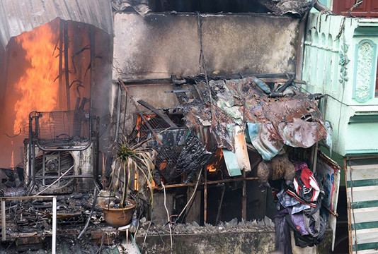 Cháy lớn trên phố Trần Khát Chân, Hà Nội ảnh 2