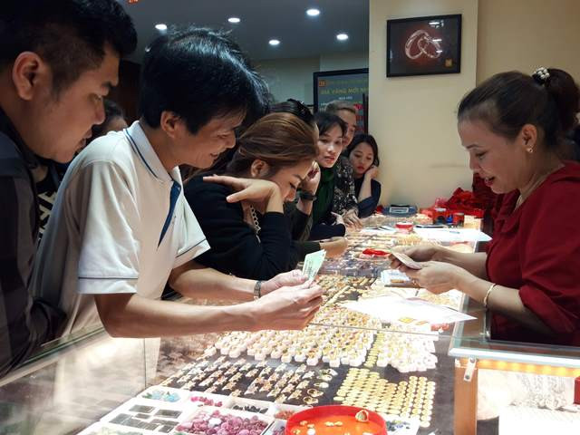 Tấp nập khách mua vàng ngày vía Thần Tài ảnh 3