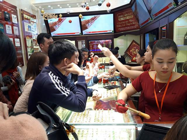 Tấp nập khách mua vàng ngày vía Thần Tài ảnh 5