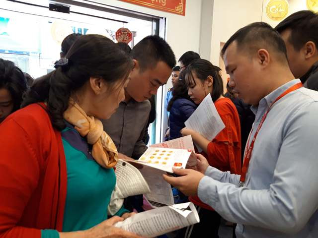 Tấp nập khách mua vàng ngày vía Thần Tài ảnh 6