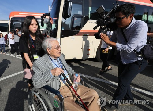 Những hình ảnh xúc động về cuộc đoàn tụ các gia đình ly tán Triều Tiên - Hàn Quốc ảnh 2