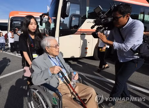 Những hình ảnh xúc động về cuộc đoàn tụ các gia đình ly tán Triều Tiên - Hàn Quốc ảnh 2