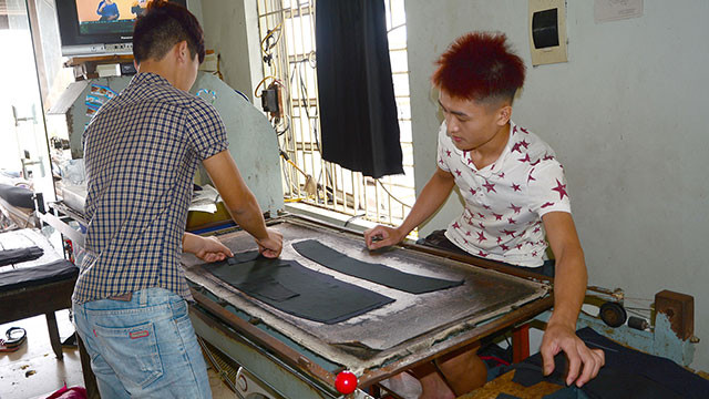 Xưởng cắt may ở làng ảnh 2