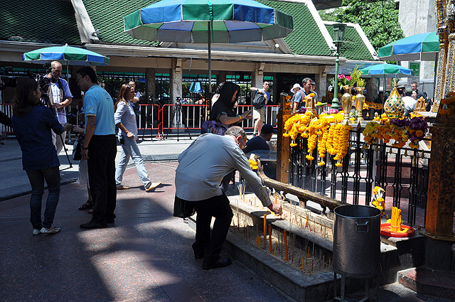 Ngôi đền bị đánh bom ở Bangkok mở cửa trở lại ảnh 7