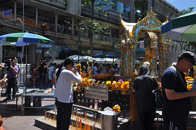 Ngôi đền bị đánh bom ở Bangkok mở cửa trở lại ảnh 5