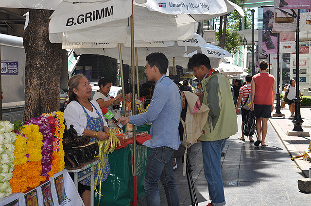 Ngôi đền bị đánh bom ở Bangkok mở cửa trở lại ảnh 4