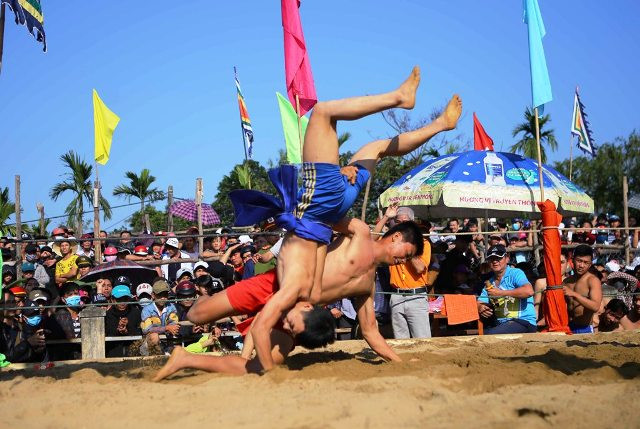 Đầu xuân xem hội vật làng Sình tại Huế ảnh 1