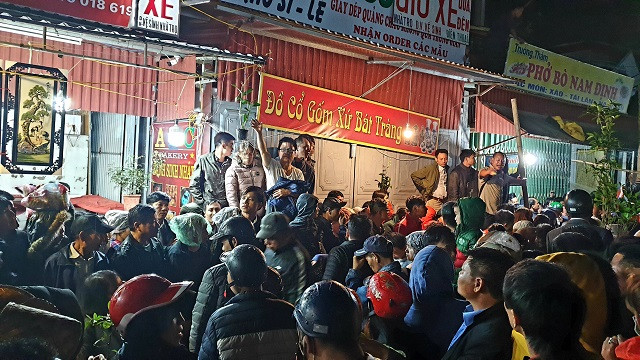 Ngất xỉu vì chen lấn giữa chợ Viềng Nam Định ảnh 12