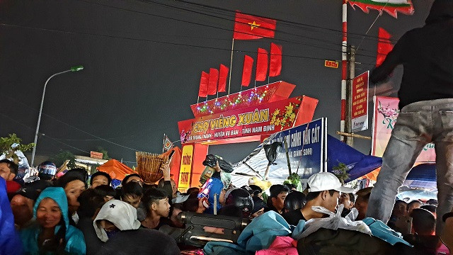 Ngất xỉu vì chen lấn giữa chợ Viềng Nam Định ảnh 7