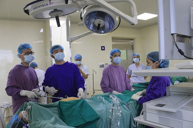 Chủ quan nuốt xương cá kìm, một người bị thủng ruột non ảnh 1