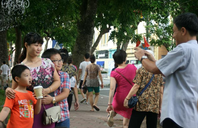 Người dân Hà Nội đứng kín đường chờ xem diễu binh ảnh 18