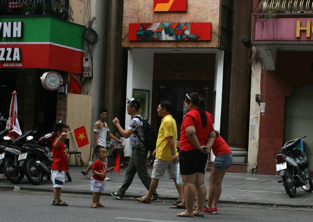 Người dân Hà Nội đứng kín đường chờ xem diễu binh ảnh 12