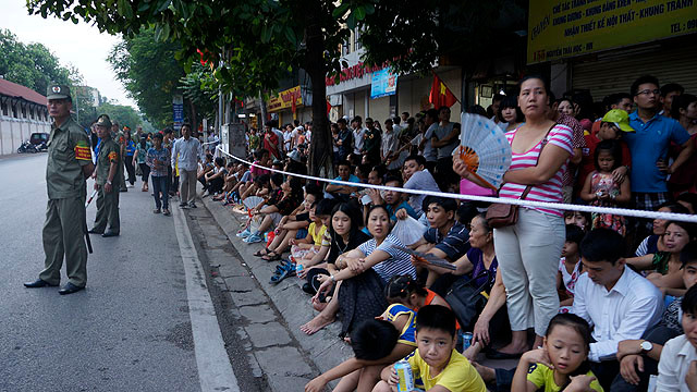 Người dân Hà Nội đứng kín đường chờ xem diễu binh ảnh 20 Người dân Hà Nội đứng kín đường chờ xem diễu binh ảnh 20