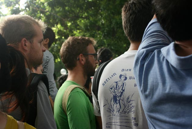 Người dân Hà Nội đứng kín đường chờ xem diễu binh ảnh 19