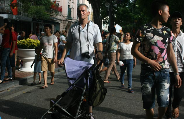 Người dân Hà Nội đứng kín đường chờ xem diễu binh ảnh 15