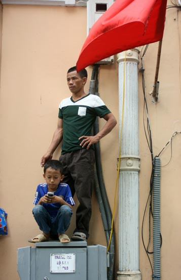 Người dân Hà Nội đứng kín đường chờ xem diễu binh ảnh 3