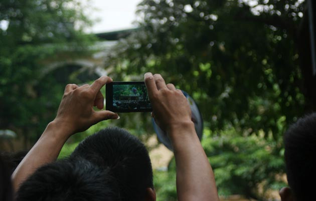 Người dân Hà Nội đứng kín đường chờ xem diễu binh ảnh 14