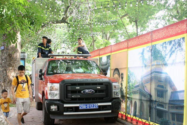 Người dân Hà Nội đứng kín đường chờ xem diễu binh ảnh 11