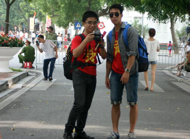 Người dân Hà Nội đứng kín đường chờ xem diễu binh ảnh 13