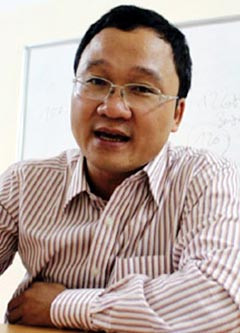 Với sự ra quân đồng loạt của các địa phương trên cả nước và tám đoàn kiểm tra của Tổng cục Ðường bộ Việt Nam, đang có tình trạng nhiều lái xe tải, chủ hàng, chủ phương tiện chống đối bằng cách "nằm im nghe ngóng". Vì thế, vấn đề hiện nay là liệu chúng ta có quyết tâm làm đến cùng hay không, hay chỉ ra quân một vài ngày rồi thôi. Nếu quyết tâm làm, phải kết nối hàng loạt các phương thức khác một cách đồng bộ, tránh để xảy ra hệ lụy giá cước vận tải sẽ đồng loạt tăng lên từ tác động của việc cân xe. TS KHUẤT VIỆT HÙNG (Vụ trưởng Vận tải - Bộ GTVT)