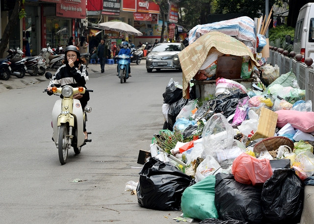 Hà Nội ứ đọng rác thải ảnh 1