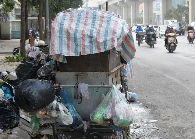 Hà Nội ứ đọng rác thải ảnh 2