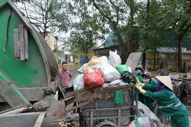 Hà Nội ứ đọng rác thải ảnh 3