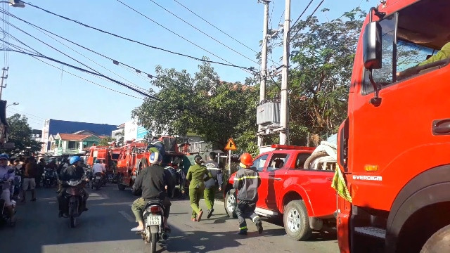 Cháy bốn ngôi nhà do cháy chập từ cột điện ảnh 2