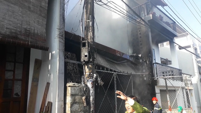 Cháy bốn ngôi nhà do cháy chập từ cột điện ảnh 3