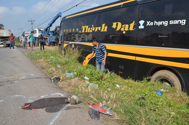 Xe khách chạy quá tốc độ đâm nhiều xe máy trên QL1A ảnh 1