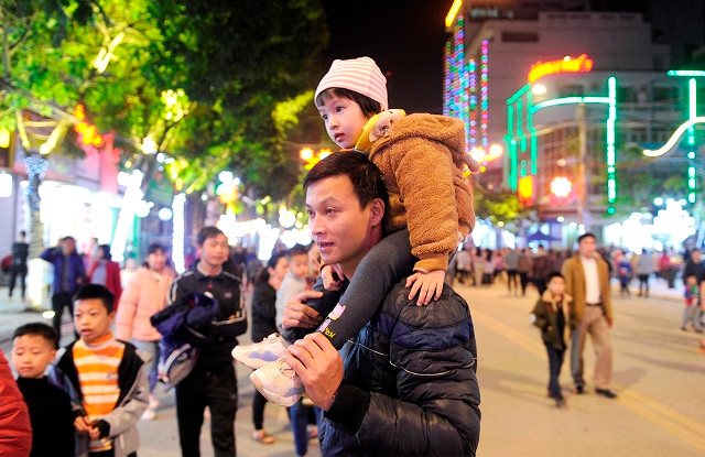 Nhộn nhịp phố đi bộ và chợ ẩm thực phố núi Cao Bằng ảnh 8