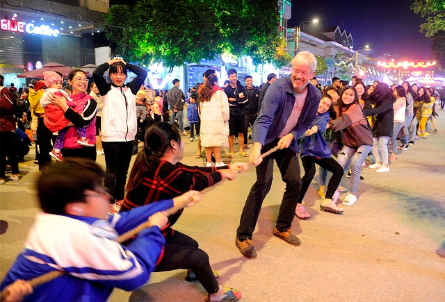 Nhộn nhịp phố đi bộ và chợ ẩm thực phố núi Cao Bằng ảnh 3