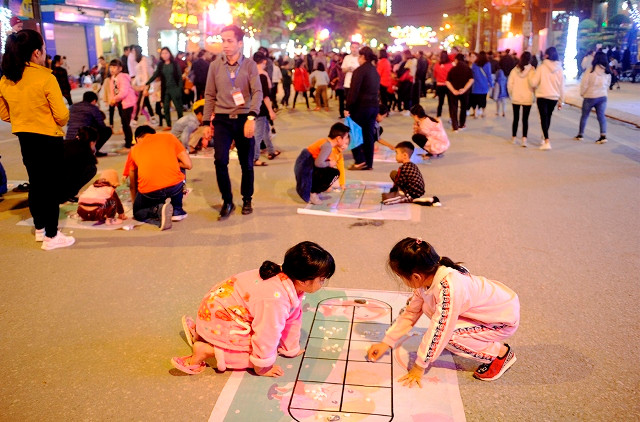 Nhộn nhịp phố đi bộ và chợ ẩm thực phố núi Cao Bằng ảnh 5