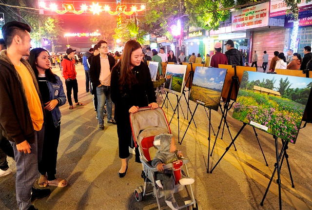 Nhộn nhịp phố đi bộ và chợ ẩm thực phố núi Cao Bằng ảnh 2