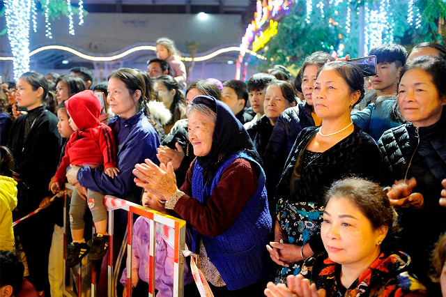 Nhộn nhịp phố đi bộ và chợ ẩm thực phố núi Cao Bằng ảnh 7