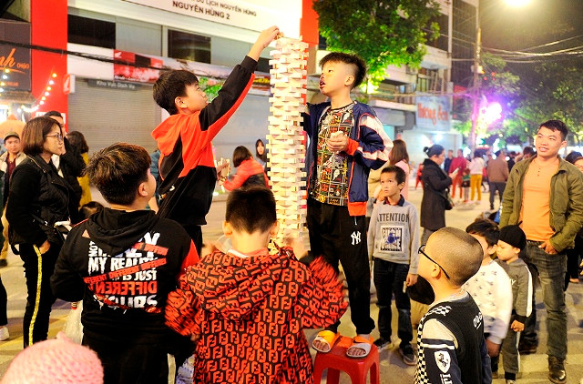 Nhộn nhịp phố đi bộ và chợ ẩm thực phố núi Cao Bằng ảnh 4