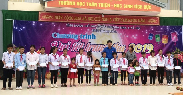Trung thu sớm với trẻ em vùng thượng du Thanh Hóa ảnh 2