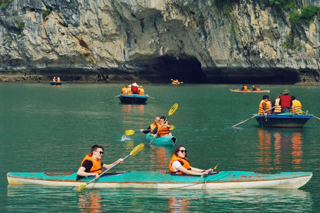 Chèo thuyền kayak giữa di sản thế giới Vịnh Hạ Long ảnh 10