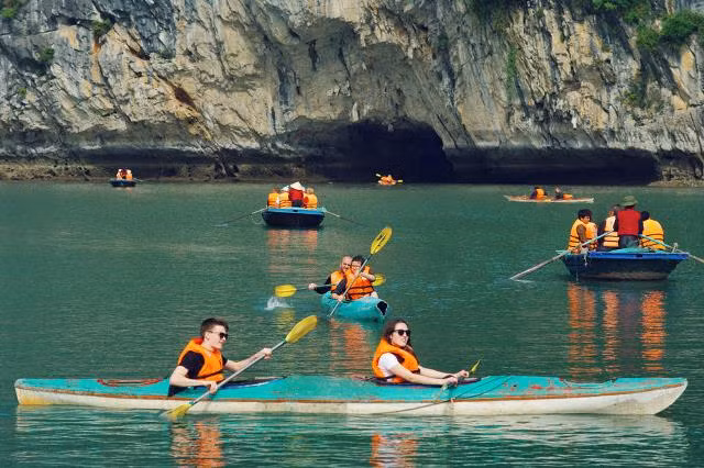 Chèo thuyền kayak giữa di sản thế giới Vịnh Hạ Long ảnh 10