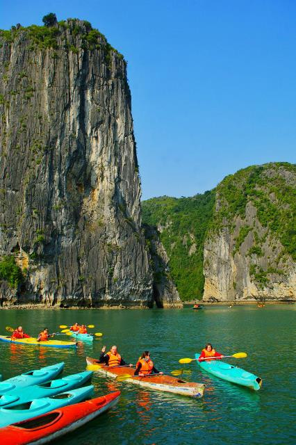 Chèo thuyền kayak giữa di sản thế giới Vịnh Hạ Long ảnh 3
