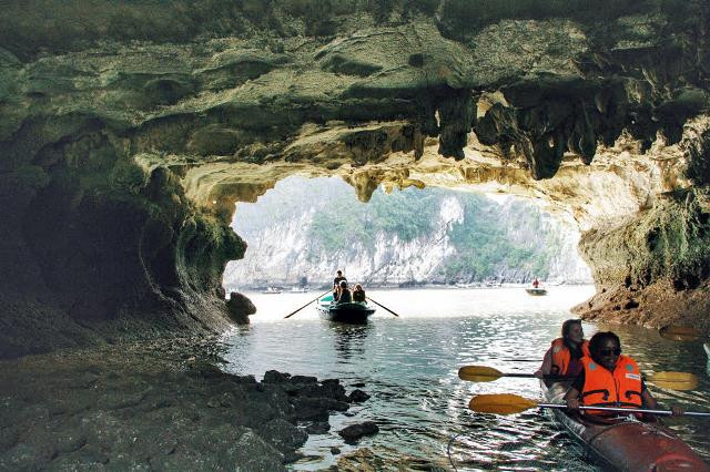 Chèo thuyền kayak giữa di sản thế giới Vịnh Hạ Long ảnh 8