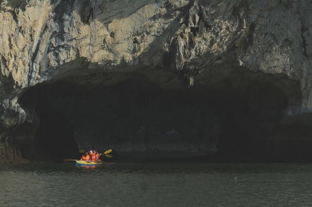 Chèo thuyền kayak giữa di sản thế giới Vịnh Hạ Long ảnh 7