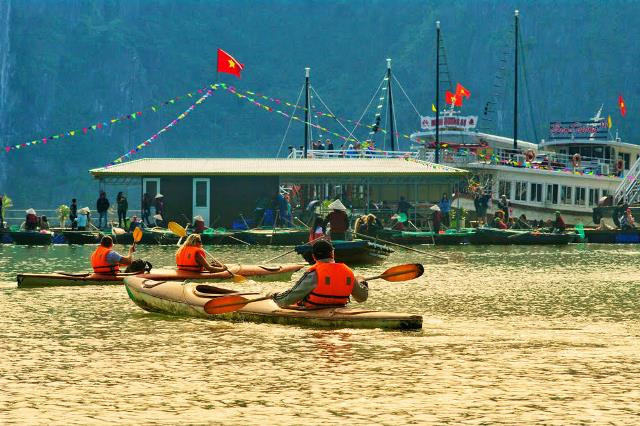 Chèo thuyền kayak giữa di sản thế giới Vịnh Hạ Long ảnh 6