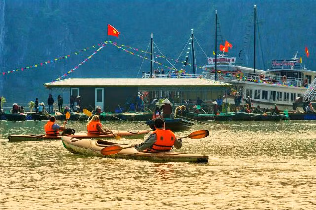 Chèo thuyền kayak giữa di sản thế giới Vịnh Hạ Long ảnh 6