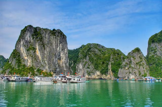 Chèo thuyền kayak giữa di sản thế giới Vịnh Hạ Long ảnh 2