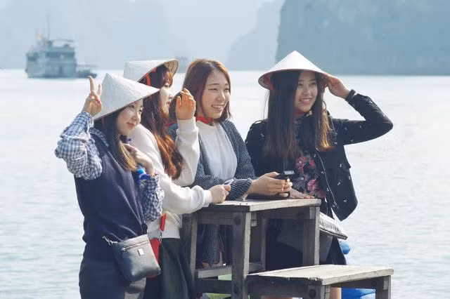 Chèo thuyền kayak giữa di sản thế giới Vịnh Hạ Long ảnh 13