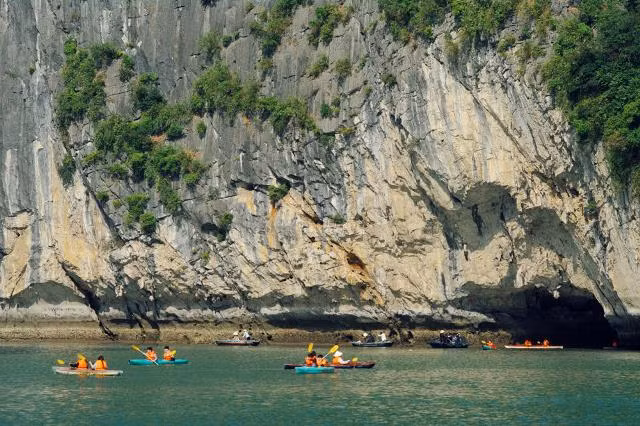 Chèo thuyền kayak giữa di sản thế giới Vịnh Hạ Long ảnh 11