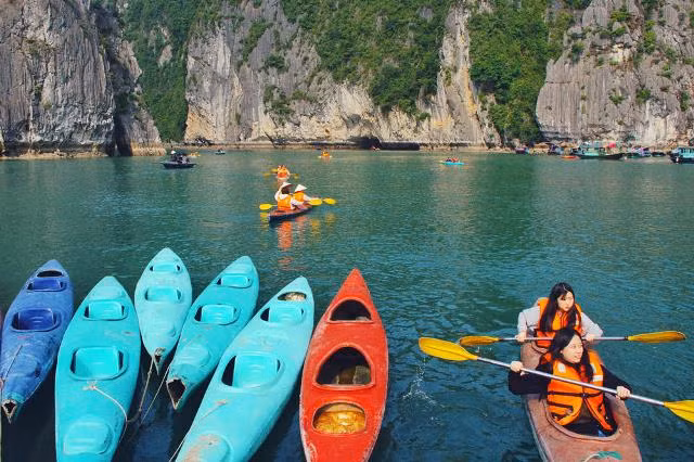 Chèo thuyền kayak giữa di sản thế giới Vịnh Hạ Long ảnh 1