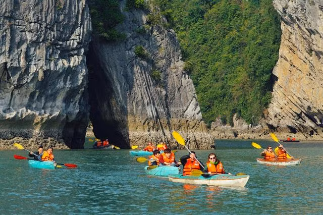 Chèo thuyền kayak giữa di sản thế giới Vịnh Hạ Long ảnh 9