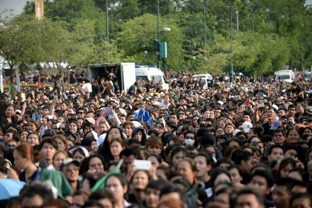 Người dân Thái-lan tiễn linh cữu nhà vua tới Hoàng cung ảnh 1